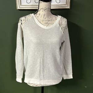 Sweatshirt with crocheted shoulders